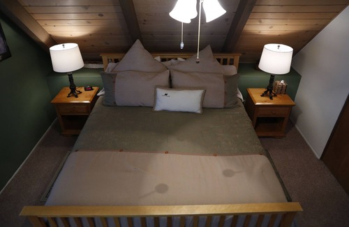 Lake Arrowhead Cabin | Walk to Arrowhead Village/Propane Fire Pit/BBQ Grill/Large kitchen