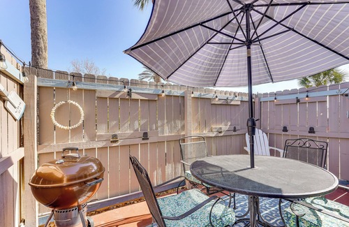 Summer Breeze Condo | Walk to Beaches: Resort Getaway Near Pier Park!