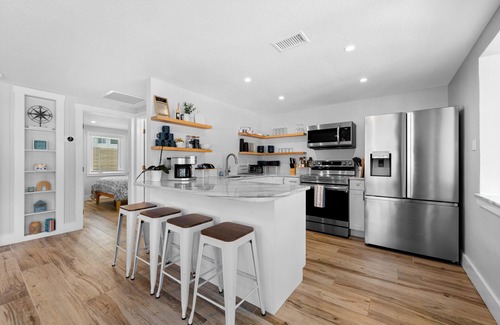 Laurel House | Walk to Beach. Beautifully Renovated 3BR, 2BA Home w/Outdoor Shower & Grille