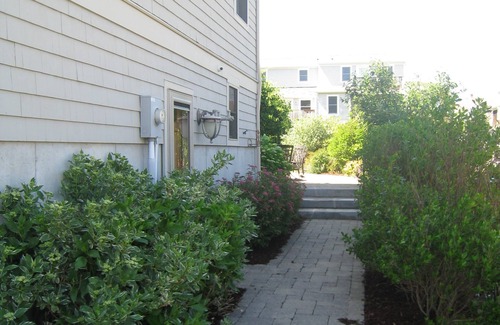 Matunuck House | WALK TO BEACH, CAR BEACH PASS, LINENS PROVIDED