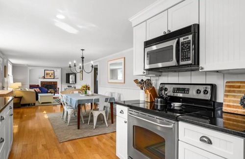 West Harwich House | Walk to Beach Central Location AC WiFi Lobsta House