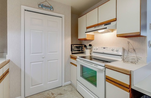 North Ocean City Condo | Walk to Beach: Condo w/Pool Access in Ocean City!