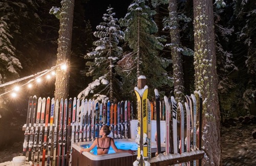 Timberland Cabin | Walk to Beach, Dogs Ok, Hot Tub -Salty Bear Cabin