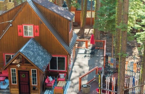 Timberland Cabin | Walk to Beach, Dogs Ok, Hot Tub -Salty Bear Cabin