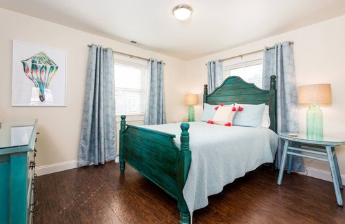 Nags Head Cottage | Walk to beach - Fire pit - Near dining & shopping