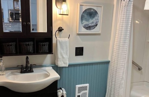 Portsmouth House | Walk to beach from newly remodeled modern and cozy beach cottage