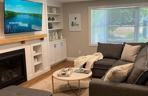 Portsmouth House | Walk to beach from newly remodeled modern and cozy beach cottage