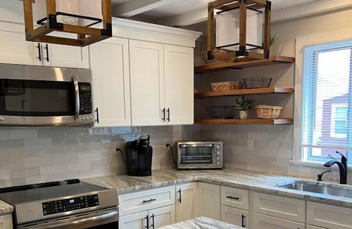 Portsmouth House | Walk to beach from newly remodeled modern and cozy beach cottage