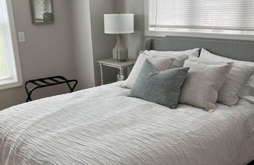 Portsmouth House | Walk to beach from newly remodeled modern and cozy beach cottage