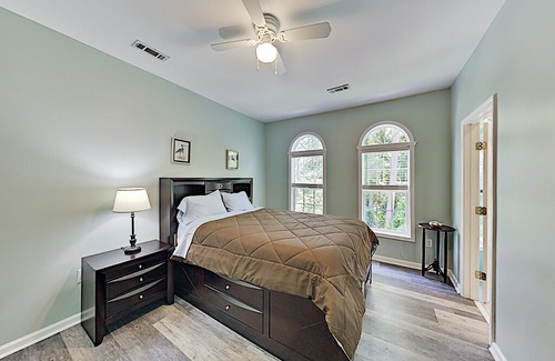 Vaught Condo | Walk to Beach & Golf! Pristine Savannah Shores Condo w/ Pool & Putting Green