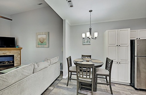 Vaught Condo | Walk to Beach & Golf! Pristine Savannah Shores Condo w/ Pool & Putting Green