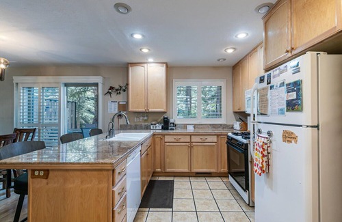 Lake Forest Condo | Walk to beach, HOA amenities - 3 Bears, Tahoe City,