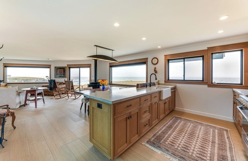 Caspar House | Walk to Beach: Luxury Oceanfront Escape in Caspar