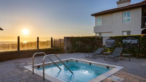 Monarch Beach House | Walk to Beach Pool Hot Tub Private Patio Parking Seabreeze Retreat