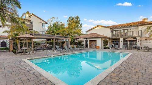 Monarch Beach House | Walk to Beach Pool Hot Tub Private Patio Parking Seabreeze Retreat