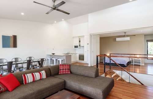 Rainbow Beach House | Walk to beach, walk to shops, walk to everything.
