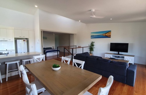 Rainbow Beach House | Walk to beach, walk to shops, walk to everything.