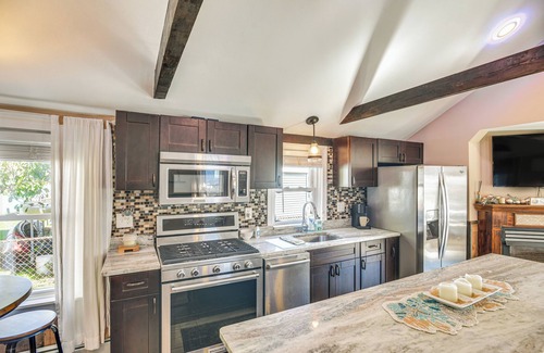 Portsmouth Cottage | Walk to Beach: Water-View Abode in Portsmouth!
