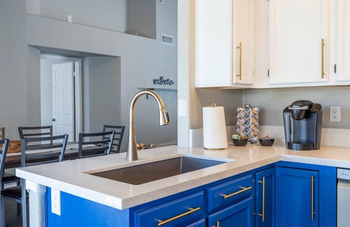 La Buena Vida House | Walk to Cardinals Stadium -Heated Pool-Pool Table