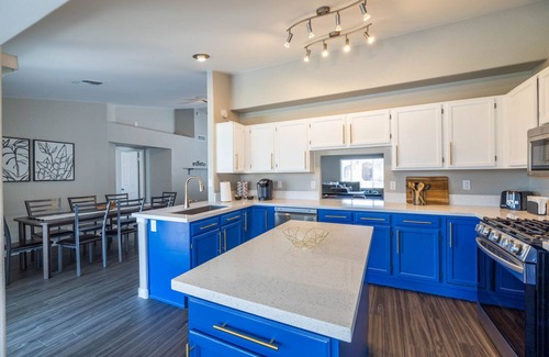 La Buena Vida House | Walk to Cardinals Stadium -Heated Pool-Pool Table