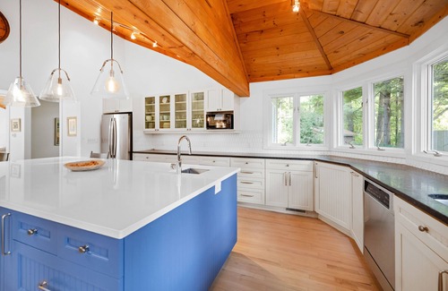 Harbert House | Walk to Cherry Beach, Chef’s Kitchen, Yoga Studio