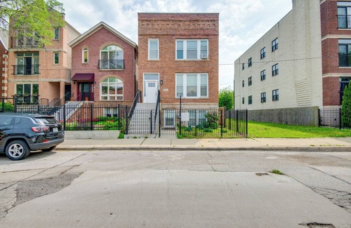 Grand Boulevard House | Walk to Chicago's Shops & Eats: Bronzeville Duplex