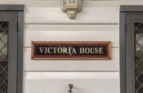 Corowa House | Walk to Corowa Whiskey & Chocolate Factory short drive Rutherglen wineries.