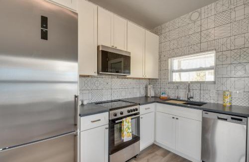 Rogers Seabreeze Apartment | Walk to Daytona Beach and Boardwalk Apt with Balcony