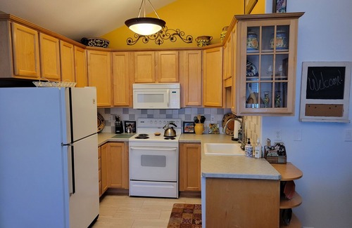 Old Bend Apartment | WALK TO DOWNTOWN & OLD MILL-1 BLOCK TO THE RIVER-MODERN/ATTRACTIVE 1 BDR SUITE