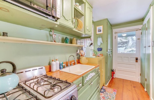 Eureka Springs Historic District Cottage | Walk to Dtwn: Eureka Springs Retreat w/Patio!