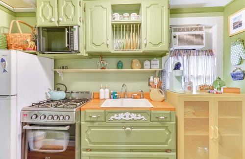 Eureka Springs Historic District Cottage | Walk to Dtwn: Eureka Springs Retreat w/Patio!