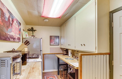 Livingston Apartment | Walk to Dtwn Livingston: Studio w/Mtn Views!