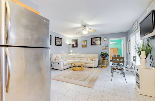 Groton Apartment | Walk to Eastern Point Beach: Apt w/Water View!
