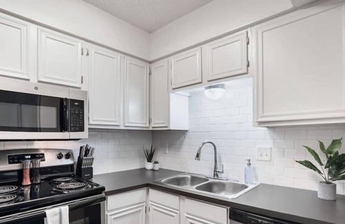 Hyde Park Apartment | Walk to Everything - Fun Hyde Park Space King Bed
