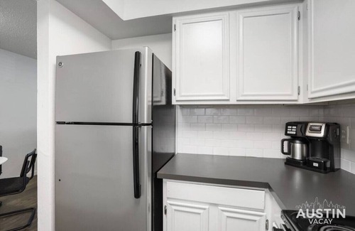 Hyde Park Apartment | Walk to Everything - Fun Hyde Park Space King Bed