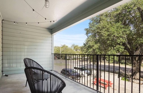 Hyde Park Apartment | Walk to Everything - Fun Hyde Park Space King Bed