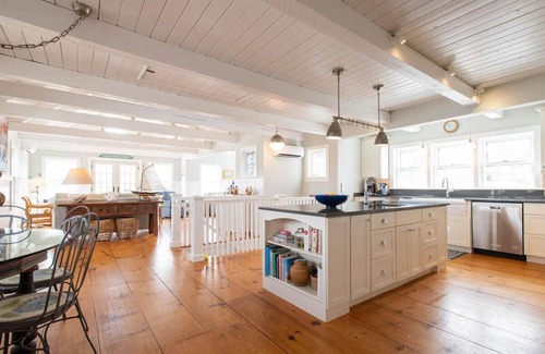 Brant Point House | Walk to ferry, town and beaches!
