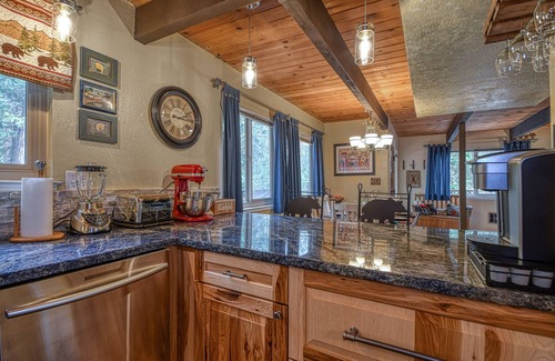 Arnold Cabin | WALK TO FLY-IN LAKE, ACCESS TO GOLF + SNOWFLAKE LODGE