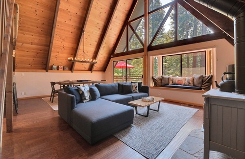 Arnold Cabin | WALK TO FLY-IN LAKE + ACCESS TO SNOWFLAKE LODGE