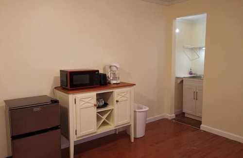 Framingham Apartment | Walk to FSU/shopping center, private entrance