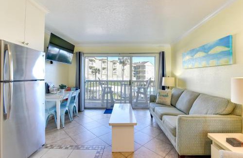 Galveston Apartment | Walk to Galveston Beach Resort Condo with Perks!