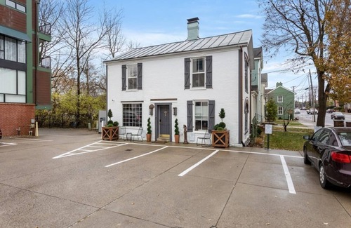 West Suburb House | Walk to Gatton Park, Distillery District & Rupp Arena, Historic Carriage House