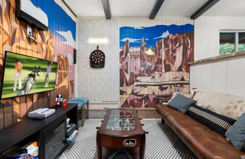 Williams House | Walk to GC Train Depot and Route 66, king beds, game room, BBQ, firepit