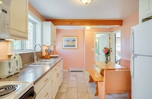 Kingston Cottage | Walk to Grays Beach Park: Kingston Seaside Escape