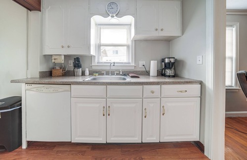 Erie House | Walk to Lake Erie & Beach Access: Home w/Deck!