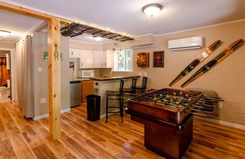 Lake Harmony Estates Cabin | Walk to Lake Harmony l FREE Beach Access l Hot Tub