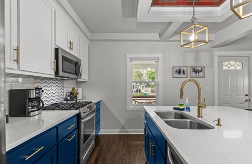 Ashwaubenon Apartment | Walk to Lambeau! Sleeps 10!