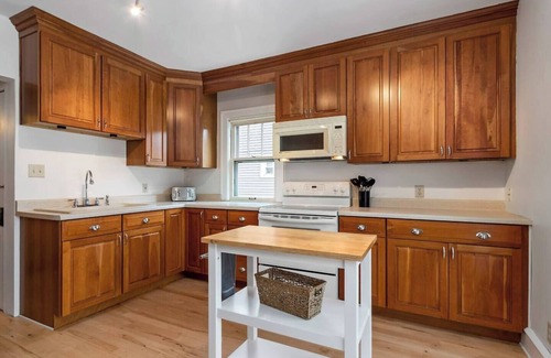 Appleton House | Walk to Lawrence and Downtown! Ping-pong & Darts