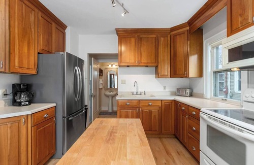 Appleton House | Walk to Lawrence and Downtown! Ping-pong & Darts
