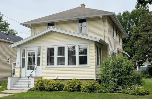 Appleton House | Walk to Lawrence and Downtown! Ping-pong & Darts